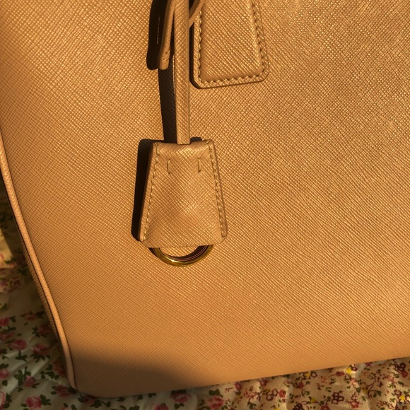 **SOLD**Prada medium saffiano leather tote - Picture 8 of 8